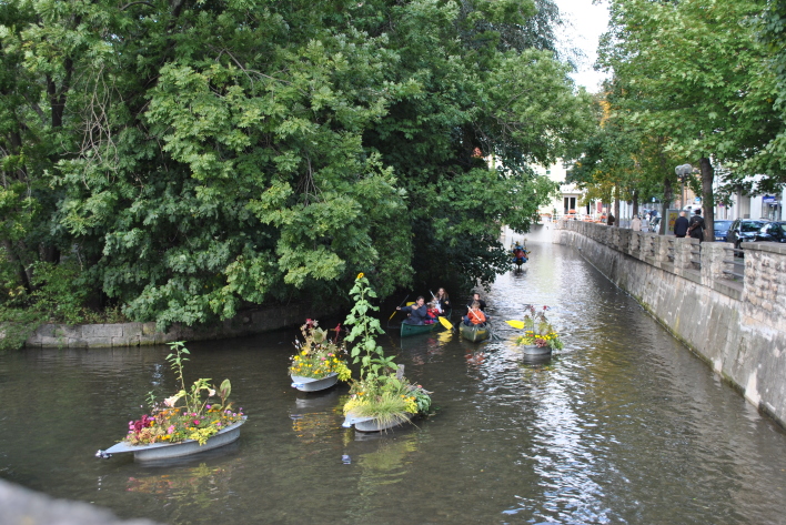 Foto: Autofreier Sonntag im Kanu auf dem Breitstrom © Stadtverwaltung Erfurt Blick auf den Breitstrom, wo Kanu-Fahrer unter grünen Bäumen durch das Wasser paddeln.
