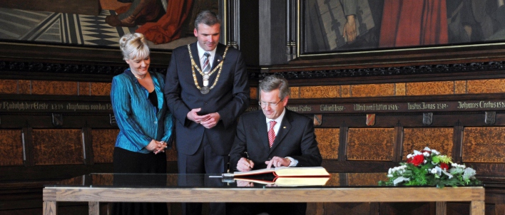 Foto: Bundespräsident Wullf im Rathaus © Stadtverwaltung Erfurt / M. Scheidel Der Bundespräsident beim Eintrag in das Goldene buch der Stadt Erfurt im Rathausfestsaal, neben ihm der Erfurter Oberbürgermeister mit Ehefrau.