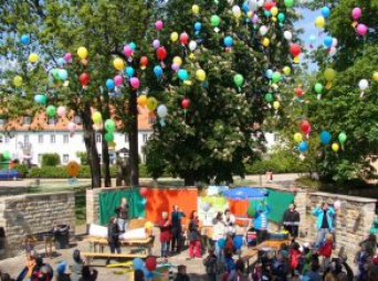 Bild: Kinderrechtetag 2011 © Stadtverwaltung Erfurt steigende Luftballons über großer Kindergruppe
