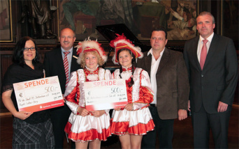 6 Personen mit Spendenschecks im Festsaal des Rathauses
