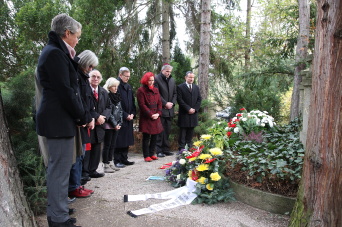 Am 9. November 2012 jährt sich die Reichspogromnacht zum 74. Mal. Zum Gedenken versammeln sich Vertreter aus Politik, Religion und Gesellschaft am Mahnmal auf dem jüdischen Friedhof.
