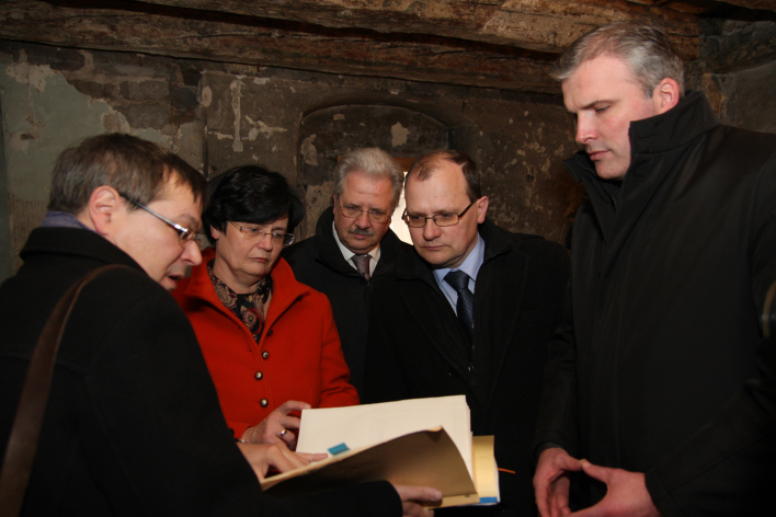 Die Ministerpräsidentin besichtigt die Stätten mittelalterlichen jüdischen Lebens in Erfurt - hier die Alte Synagoge.