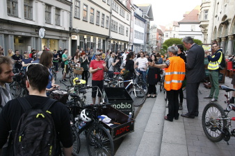 Demonstranten auf Fahrrädern neben dem Erfurter Rathaus. 