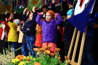 Kindergartenkinder haben ein Programm vorbereitet und treten auf der Bühne auf dem Domplatz auf.  
