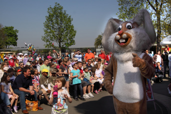Der Osterhase begrüßt viele Kinder und Erwachsene vor einer Bühne im Egapark. 
