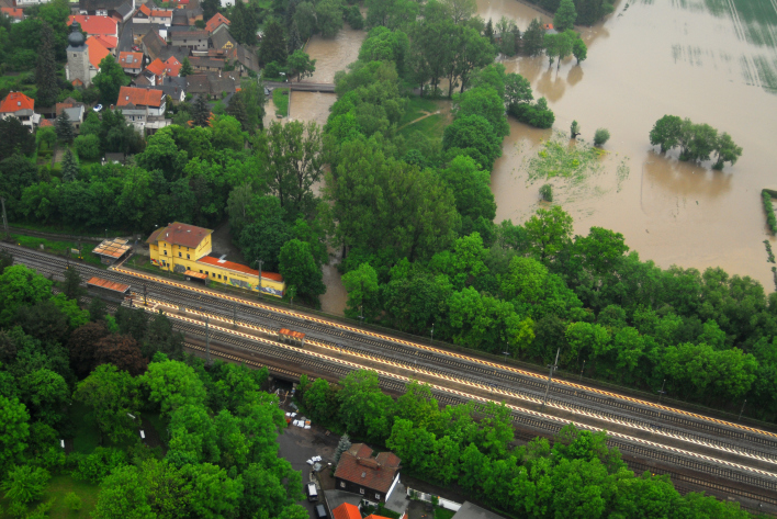 Luftbild des Bahnhofs Bischleben mit angrenzender Hochwasserlage