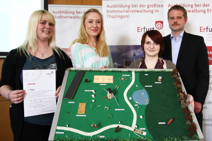Schülerinnen der Integrierten Gesamtschule Erfurt, repräsentieren zusammen mit Jörg Lummitsch, amtierender Amtsleiter des Umwelt- und Naturschutzamtes, das Modell des Projektes.