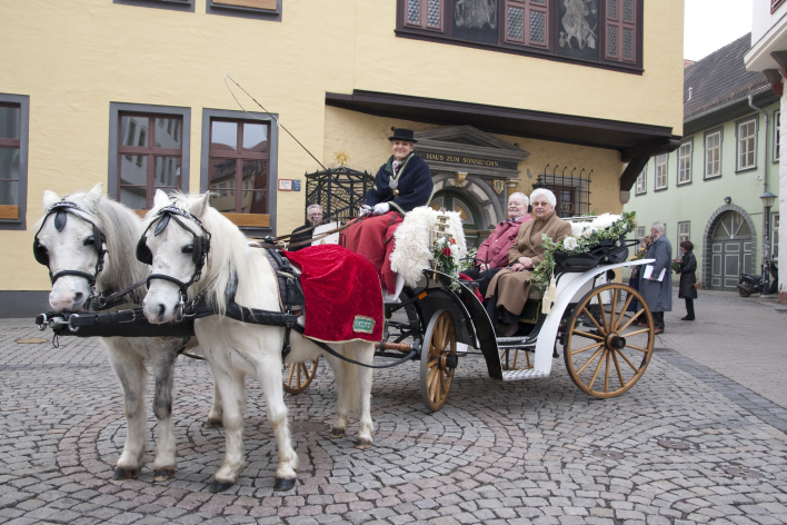 Ingeborg und Manfred Gerlach in einer Kutsche vor dem Hochzeitshaus