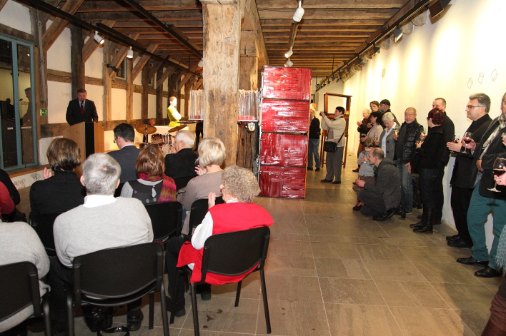 Oberbürgermeister Andreas Bausewein begrüßt die Gäste der Ausstellungseröffnung