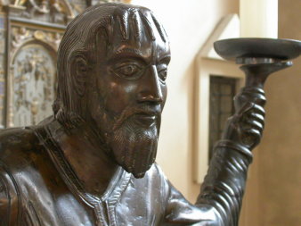 Oberkörper einer männlichen Bronzestatue, mit einer Halterung für Kerzen in der linken Hand