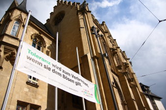 Foto: Toleranz wird zum Verbrechen, wenn sie dem Bösen gilt. © Stadtverwaltung Erfurt Banner mit dem Thomas Mann Zitat "Toleranz wird zum Verbrechen, wenn sie dem Bösen gilt." an den Fahnenmasten vor dem Erfurter Rathaus.