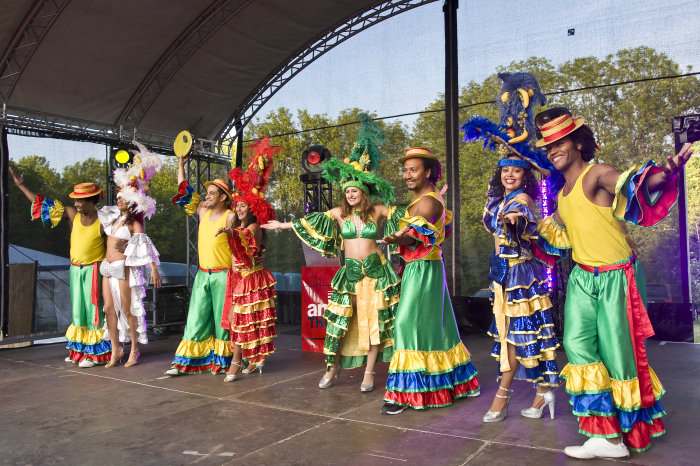 Zweite Tropennacht 2015 im Thüringer Zoopark Erfurt Tänzer auf der Bühne