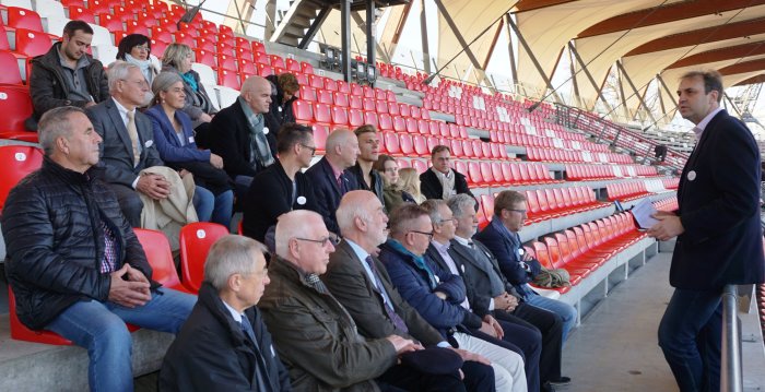 Teilnehmer des Botschafter-Treffens werden vom Chef des Erfurter Sportbetriebes durch das Stadion geführt.