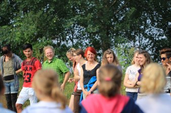 Foto: Projekt "Talent Campus", Ferienworkshop "Spurensuche Heimat" im NaturErlebnisGarten Fuchsfarm e. V. © Stadtverwaltung Erfurt/Grit Kästner Gruppe von jungen Menschen in der Natur