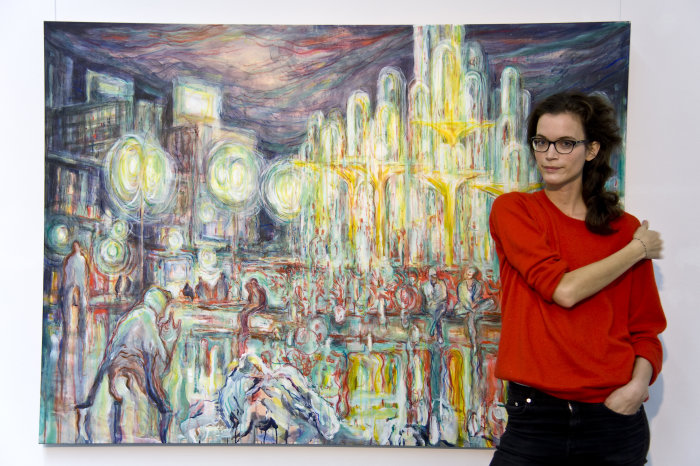 Ulrike Theusner in der Ausstellung im Grafikkabinett vor ihrem Werk " Alexanderplatz" aus der Serie: The Gasping Society, 2016 Frau in Galerie.