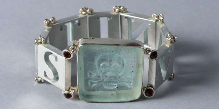 Silbernes Armband mit integriertem Totenkopf