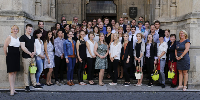Foto: Auszubildende 2016 © Stadtverwaltung Erfurt Eine Gruppe von gut 50 jungen Frauen und Männern posiert vor dem Erfurter Rathaus.