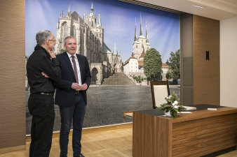 Vor der Leinwand mit einem Bild des Erfurter Doms stehen Oberbürgermeister Andreas Bausewein und Architekt Albrecht von Kirchbach.