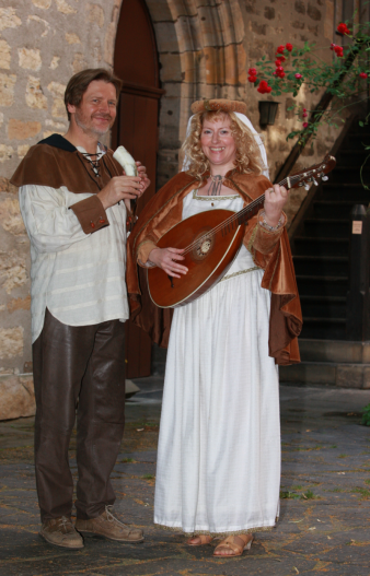 Mann und Frau in mitteralterliche Kostümen