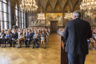 Der Oberbürgermeister Andreas Bausewein hält eine Rede zu jungen Leuten im prunkvollen Rathausfestsaal. 