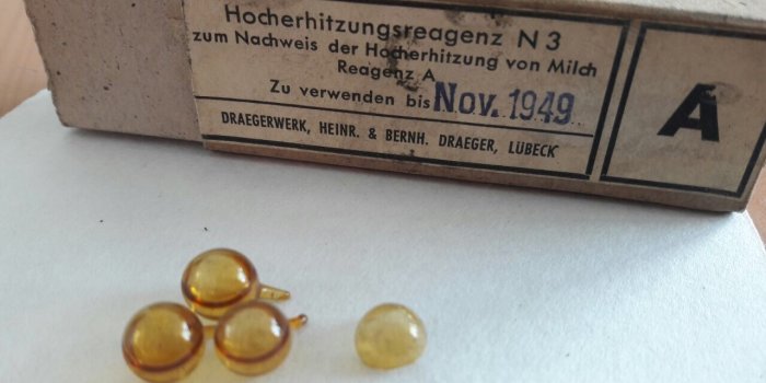 Foto: Ampullenfund im Stadtarchiv © Feuerwehr Erfurt Ein kleiner Karton mit einer Aufschrift aus dem Jahre 1949 und davor vier kleine Glaskugeln.