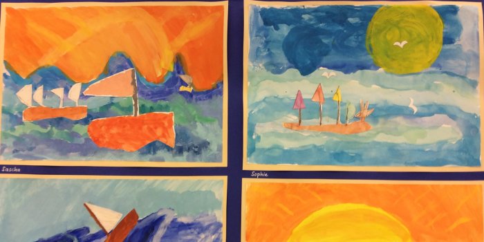 Vier Werke von Schülern. Jedes zeigt mit bunten Farben Boote, die sich auf dem Meer befinden 