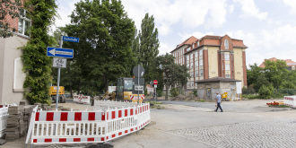 Blick auf Kreuzungsbereich Karlstraße. Im Hintergrund Schulgebäude