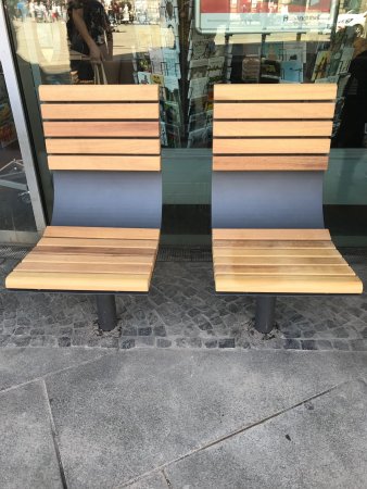 Zwei Sitze aus Metall und Holz