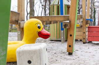 ein Spielplatz, im Fokus eine Entenfigur