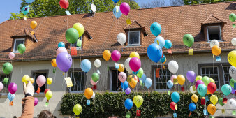 Bunte Luftballons steigen in den Himmel auf. 