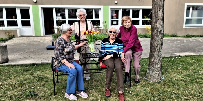 Seniorinnen unterhalten sich auf den neuen Knetsch-Bänken am Roten Berg in Erfurt.