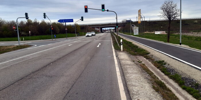 Kreuzungsbereich Stotternheimer Straße mit Ampeln und der Auffahrt zur Autobahn 71 Richtung Sangerhausen.