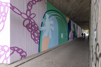Eine mit Straßenkunst gestaltete Wand eines Tunnels