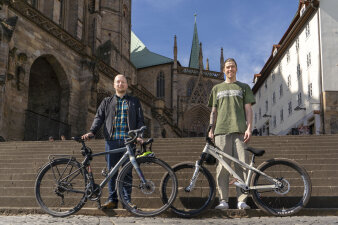 zwei Männer stehen mit Fahrrädern vor den Erfurter Domstufen