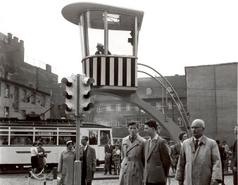 Historische Aufnahme eines Platzes mit einem Turm zur Verkehrsüberwachung