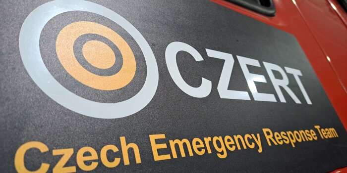 Beklebung auf einem Feuerwehrauto. Übersetzt steht dort: Tschechisches Katastrophenschutz-Team.
