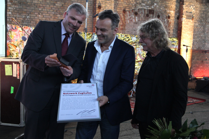 Oberbürgermeister Andreas Bausewein und Laudator Dr. Wolfgang Beese übergaben den mit 5.000 Euro dotierten Preis stellvertretend für alle Mitglieder des Netzwerkes Zughafens an Andreas Welskop.