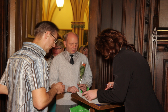 Begrüßung der Gäste mit einer Rose am Eingang zum Rathausfestsaal.