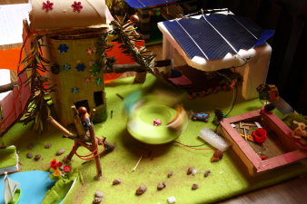 Foto: Energiesparschulen 2014: Exponat © Stadtverwaltung Erfurt Schülerarbeit zum Thema Solar: Auf dem Modellspielplatz wird das Karussell via Solarmodul mit Sonnenenergie angetrieben.