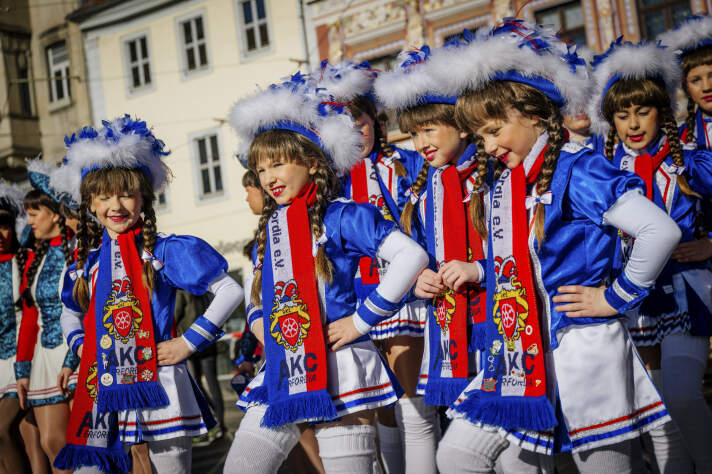 karnevalistische Gardetanztruppe mit blau-weiß-rot gekleideten Mädchen