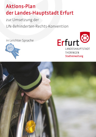 Themenbild der Titelseite ist ein Mensch im Rollstuhl; Siegel in leichter Sprache