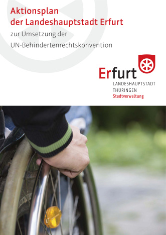 Themenbild der Titelseite ist ein Mensch im Rollstuhl