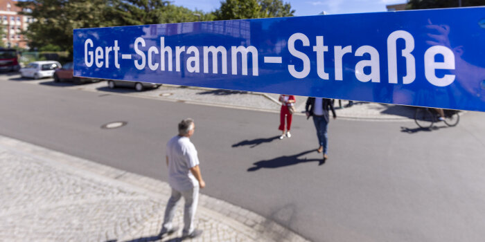 Auf einem Straßenschild in Erfurt steht: Gert-Schramm-Straße.