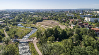 Luftbildaufnahme einer städtischen Flusslandschaft