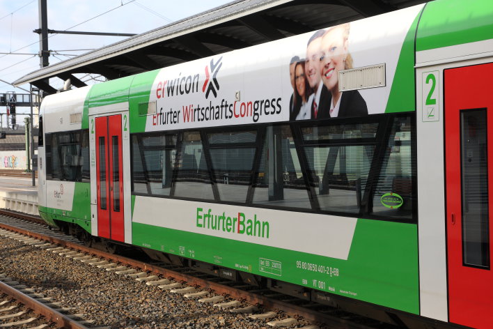 Zugabteil der Erfurter Bahn mit Werbeaufdruck für den Erfurter Wirtschaftskongress. 