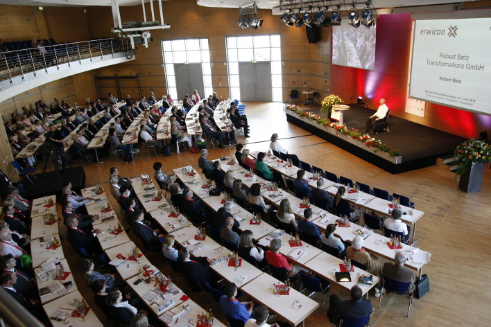 Carl-Zeiss-Saal im Congresscenter der Messe Erfurt GmbH: der Referent Robert Betz spricht zu den Teilnehmern beim Erfurter Wirtschaftskongress erwicon 2013.