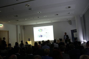 Tobias Kallinich hält einen Vortrag zum Thema digitale Vertriebslösungen. 