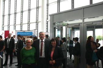 Oberbürgermeister Andreas Bausewein mit der Beigeordneten Kathrin Hoyer und Marion Walsmann (MdL) im Foyer des Congresscenters.