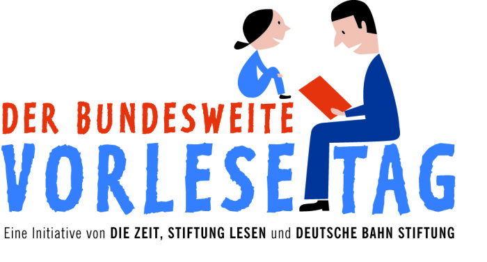 Bundesweiter Vorlesetag Projektlogo, darauf der Text "Der bundesweite Vorlesetag. Eine Initiative von Die Zeit, Stiftung Lesen und Deutsche Bahn Stiftung". Darin integriert die Zeichnung eines sitzenden Mannes, der einem Kind aus einem Buch vorliest.