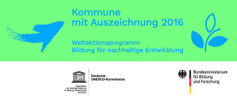 Foto: Kommune mit Auszeichnung 2016 - Weltaktionsprogramm Bildung für nachhaltige Entwicklung © Deutsche Unesco-Kommission, Bundesministerium für Bildung und Forschung Grün-weißes Logo mit blauen Zeichen und blauer Schrift.